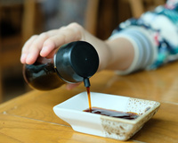 Por que tem dois furos no vidro de molho shoyu? Aprenda a usar do jeito certo!