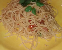 Macarronada ao molho de tomate, bacon e manjericão