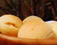 Pão de queijo com grana e amêndoas