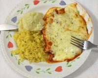 Frango grelhado coberto com mussarela