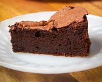 Bolo de chocolate cremoso SEM FARINHA é a receita perfeita para quem é intolerante ao glúten! Confira