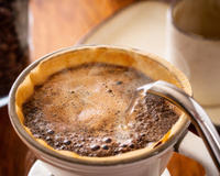 O truque que aprendi com um barista para deixar o café coado mais encorpado e com sabor intenso como o de cafeteria