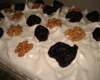 Bolo de nozes com recheio de doce de leite e ameixa