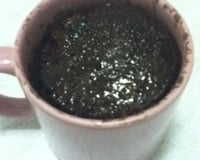 Bolo de caneca com cobertura de chocolate