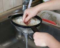 Enquanto os especialistas em culinária debatem se devem lavar o arroz, a ciência resolveu o debate há muito tempo