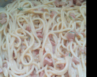 Macarrão com salsicha e creme de leite