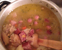 Bucho com feijão branco e mocotó