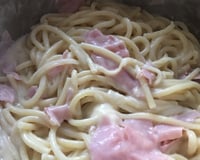 Macarrão ao molho branco com presunto