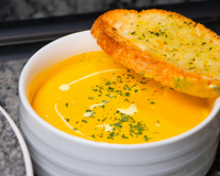 Caldo sem graça ficou para trás: faça hoje mesmo essa receita do TudoGostoso de caldo de abóbora com linguiça