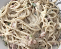 Macarronada ao molho branco com bacon e calabresa