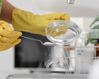 Testei 5 truques com bicarbonato de sódio e descobri o que realmente funciona em casa