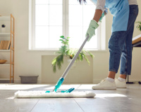 Pingo 2 gotinhas na água do balde e pronto: o perfume fica por três dias e a poeira não volta a aparecer