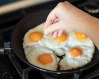 Além de um bom azeite, o ovo frito perfeito precisa ser cozido com este outro ingrediente: "Proporciona mais cremosidade e profundidade de sabor"