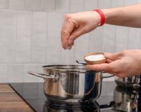 O truque para tirar o excesso de sal da comida em segundos: não acreditei que funcionava até testar