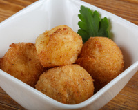 Bolinho de milho recheado com queijo parmesão: confira