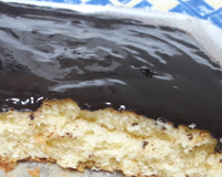 Bolo branco com calda de chocolate sem ovo