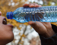 Todo mundo faz, mas poucos sabem que o hábito de reutilizar garrafas de plástico com água é muito perigoso e aqui está por quê