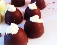 Trufa de chocolate com recheio de doce de coco