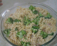 Macarrão com brócolis e creme branco