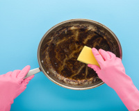 Nem palha de aço, nem produtos caros: o truque que te faz dar adeus as manchas pretas das panelas e conquistou os leitores do TudoGostoso