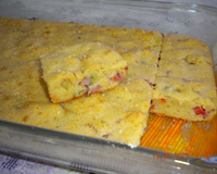 Muffins de lingüiça, queijo e azeitonas pretas