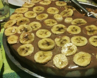 Cheesecake de banana com calda de chocolate