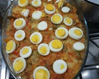 Bacalhau desfiado na travessa com cebola, batata, tomate e ovo