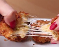 Bolinho de frango com queijo