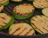 Abobrinha na frigideira, um acompanhamento rápido com o SEGREDO para deixá-las crocantes!