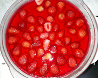 Torta de gelatina com morangos