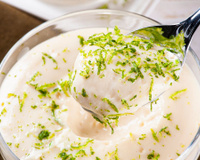 Com esse calor todo, o mousse de limão de 3 ingredientes que fica pronto em 5 minutos vai para salvar a sobremesa!