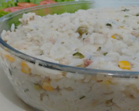 Risoto colorido de linguiça