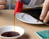 Comparando molho shoyu tradicional com molho shoyu light: rótulo pode enganar sobre a quantidade real de sódio