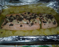 Salmão no forno ao molho de alcaparras e champignon