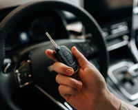 Todas as chaves de carro têm essa função, mas é impressionante como quase ninguém sabe disso