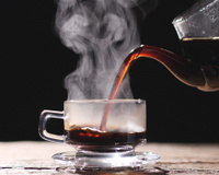 Você tem o costume de beber café ou chá muito quente? Esse hábito pode aumentar as chances de câncer, segundo novo estudo