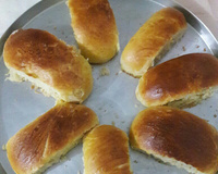 Pão de cachorro quente na máquina de pão