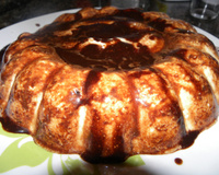 Sorvete de leite condensado com calda de chocolate