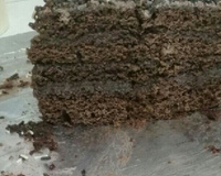 Pão de ló de chocolate com recheio e cobertura