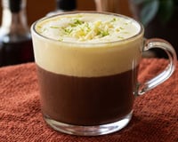 Duplamente cremoso e muito mais delicioso: chocolate quente meio a meio do TudoGostoso é a receita perfeita para as manhãs chuvosas!