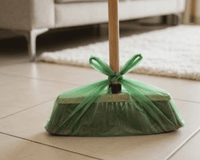 Se a sua vassoura fica com as cerdas cheias de cabelo, pelos e sujidades depois da faxina, você precisa aprender esse truque simples com uma sacola de plástico