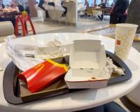 O que significa não recolher a bandeja depois de comer em um restaurante fast-food? Gesto revela aspectos profundos da personalidade, segundo a psicologia