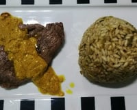 Filé mignon ao molho de mostarda com risoto de alho-poró