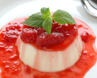 Nem pudim, nem manjar: panna cotta com calda de morango é a sobremesa queridinha da minha família no Natal