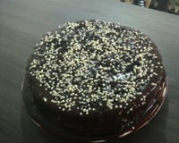 Bolo de chocolate de microondas com calda de falso brigadeiro