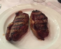 Bife de chorizo (argentino) grelhado com folhas verdes