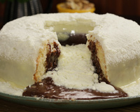 Bolo vulcão de leite em pó com creme de avelã