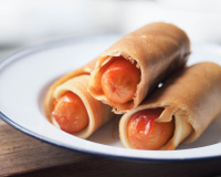 Criançada em casa? Enroladinho de salsicha na massa de panqueca é receita prática de lanche para as férias