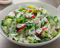 Salada de acelga com vegetais e molho de iogurte na tigela