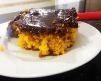 Bolo de cenoura com calda de chocolate